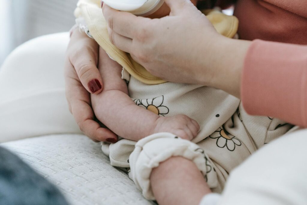 The Best Feeding Schedule for Newborns: Breastfeeding and Formula Tips